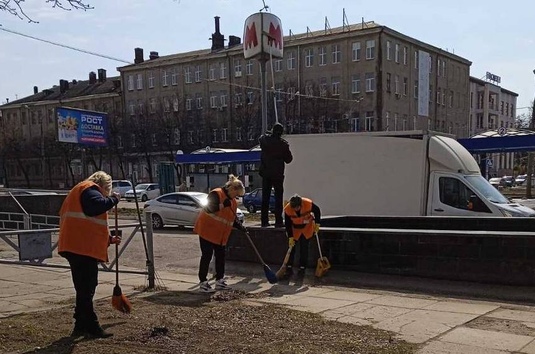 Колектив метрополітену долучився до загальноміського прибирання