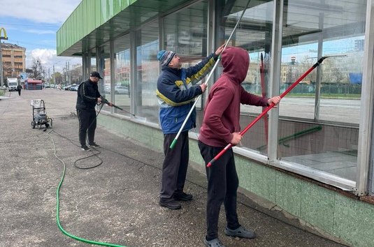 У Харкові продовжують наводити лад у підземних переходах метро