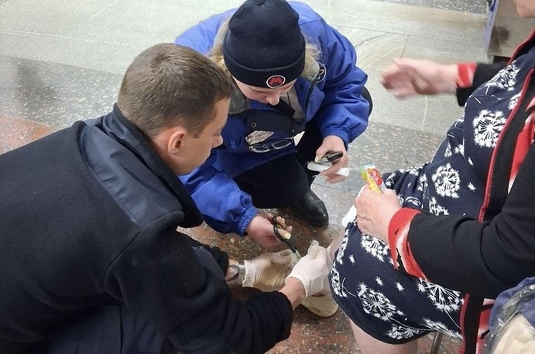 Співробітники метрополітену надали допомогу пасажирці, яка травмувалася на ескалаторі
