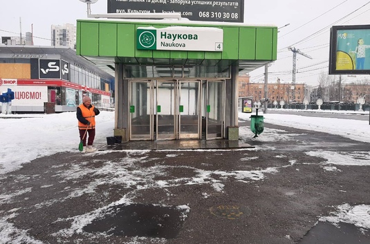 Працівники метрополітену долучилися до прибирання міста після снігопаду