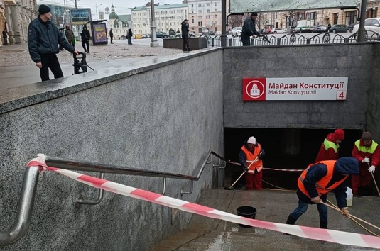 У підземних переходах метрополітену проводять роботи з прибирання та благоустрою