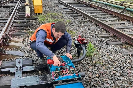 У метрополітені перевіряють електроприводи стрілок для безпечної роботи поїздів