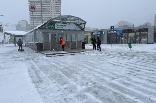 Співробітники КП «Харківський метрополітен» безперервно виконують роботи з прибирання снігу