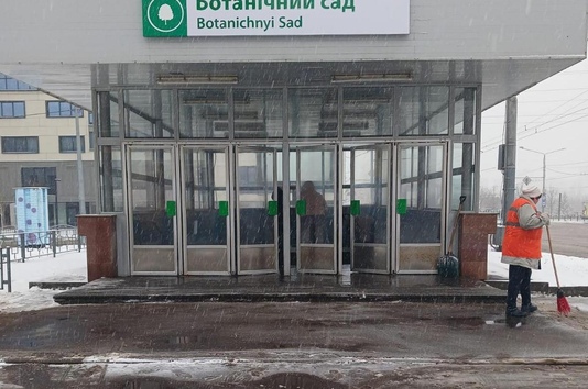 Співробітники КП «Харківський метрополітен» долучилися до снігоборотьби у місті